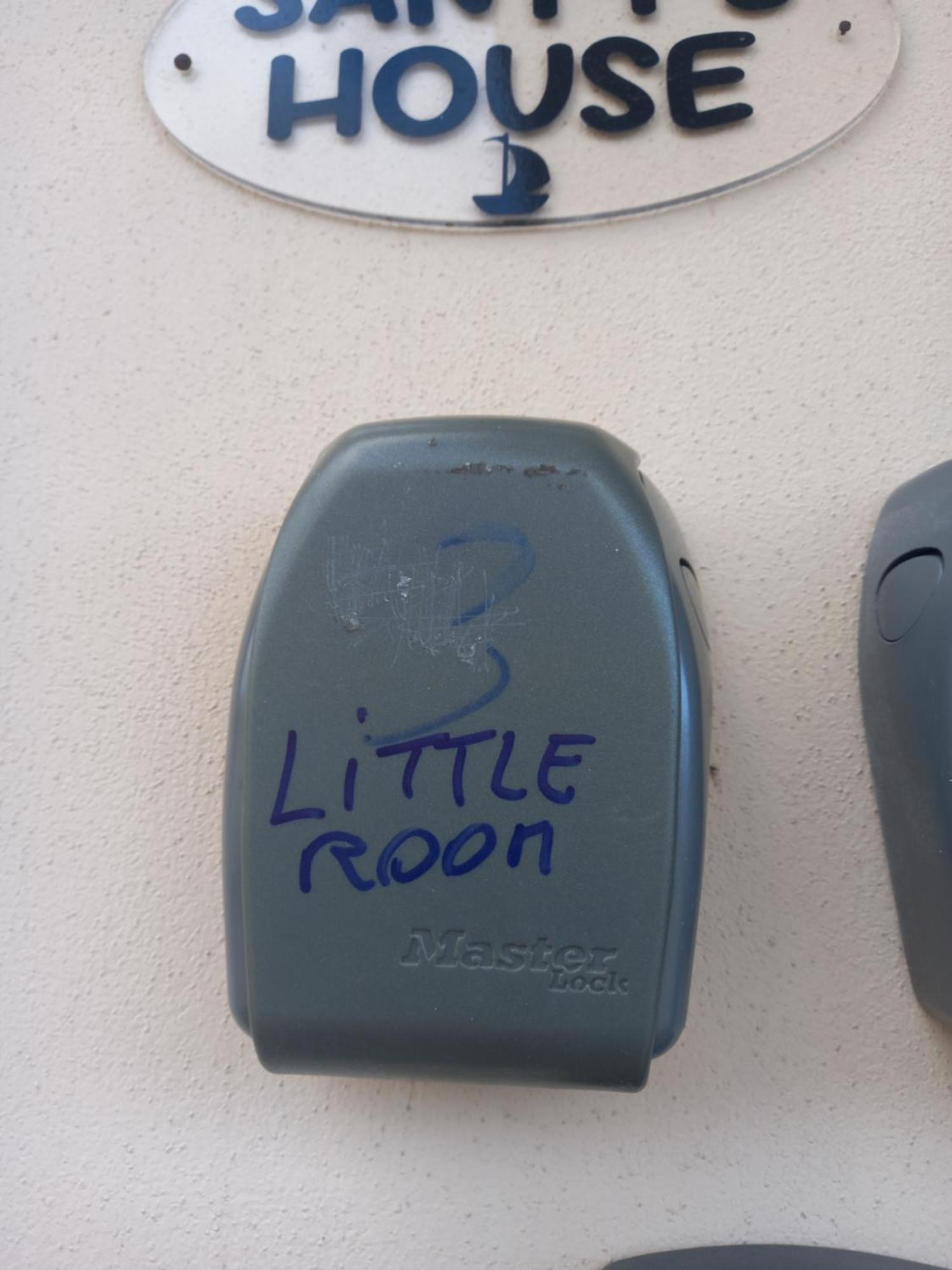 A Santy'S Rooms-Bagnocondiviso Sharedboth Room2Piano-No Lift-3Chilom A Piedi Xaeroporto-A Pagamento Shuttle Air Condizextra Bed Extrabed For A Fee-3 Minuti Bus Xfieradiroma-10 Minutes Stop Bus To Rome In50 Minutes Trafficpermitting Are You To Rome Fiumicino Rum bild